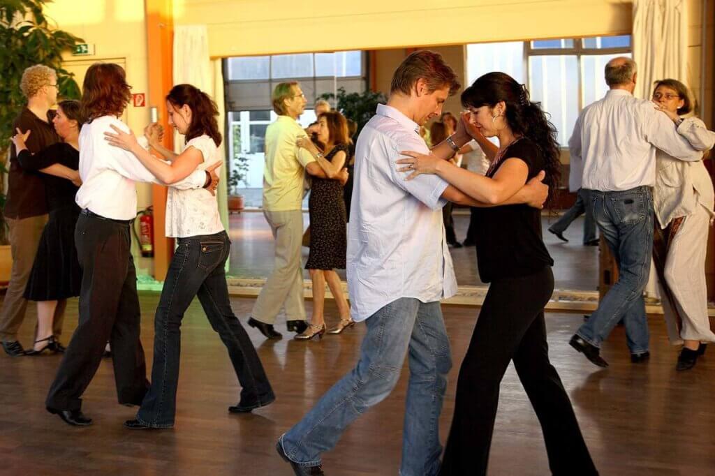 Tanzschule Auftakt Köln mit Tanzkreis Unterricht